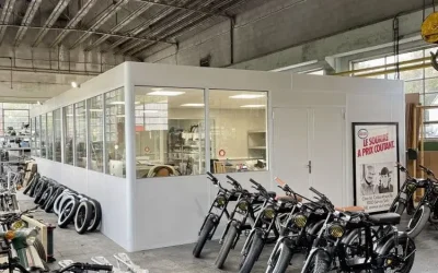 Aménagement atelier showroom Bikle avec cabine NOVOKIT pour bureau et magasin de pièces
