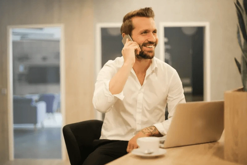 Conseiller des Ateliers de Vignacourt au téléphone avec un client pour préparer un devis