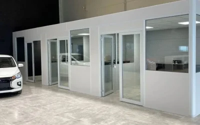 cabines de bureau en kit pour un concessionnaire Cabine atelier garage automobile installée dans un showroom de véhicules de sport