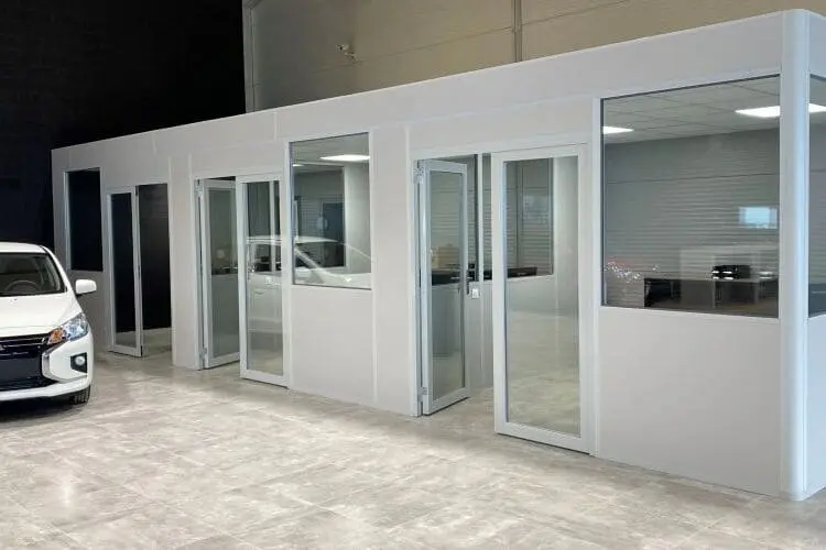 Cabine atelier garage automobile : 3 bureaux fermés livrés en 15 jours dans un showroom de sport
