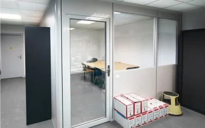 Salle de réunion modulaire créée avec cloison bureau kit Novokit System, intégrée dans des bureaux existants sans travaux lourds.