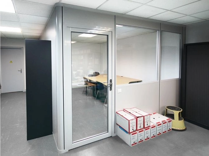 Cloison de bureau en kit : une salle de réunion de 12 m² installée pour 1440€ HT