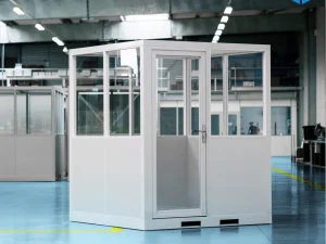 Cabine d’atelier palettisable 2x2m NOVOCAB version grise installée en atelier industriel