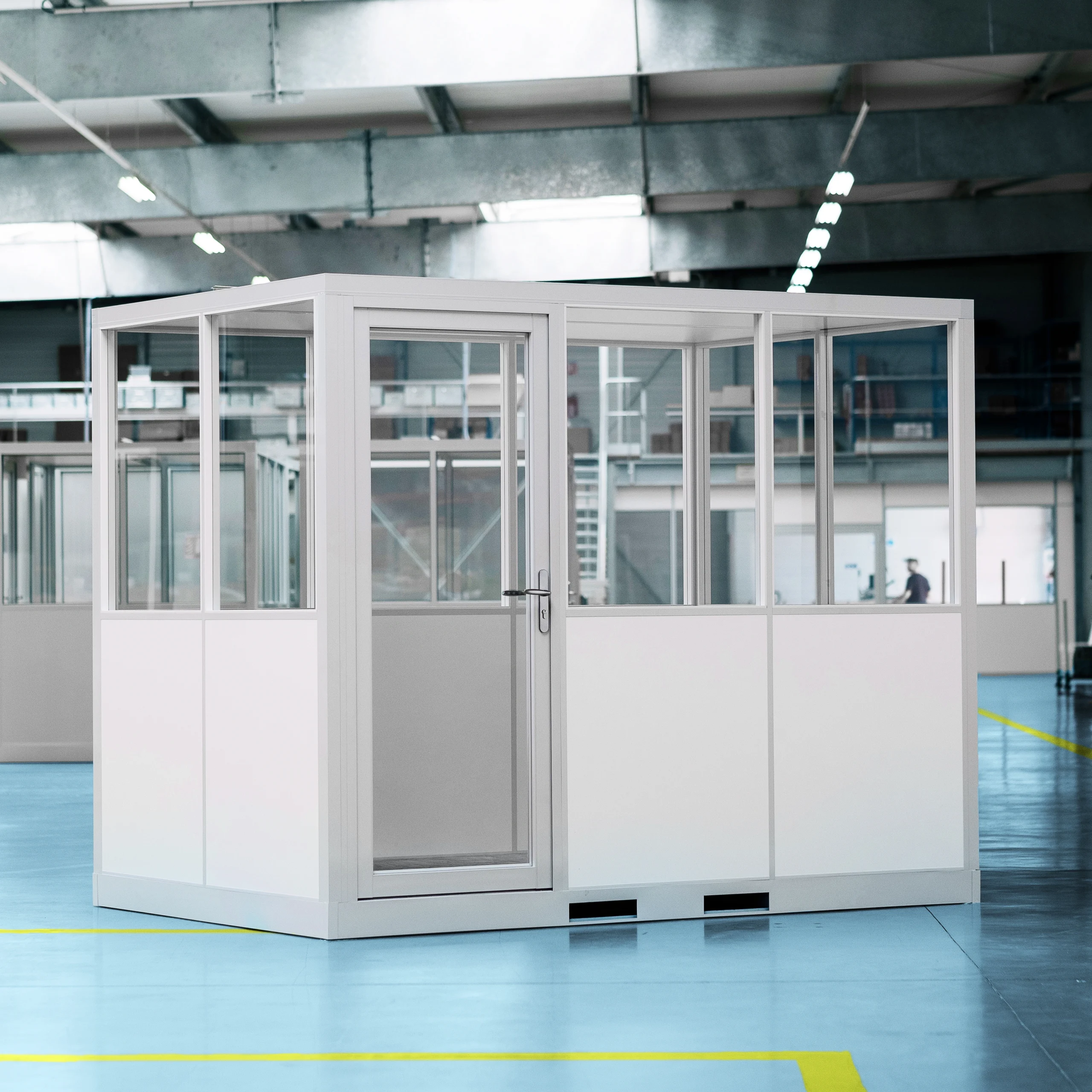 Cabine d’atelier palettisable 3x2m NOVOCAB finition blanche en zone industrielle