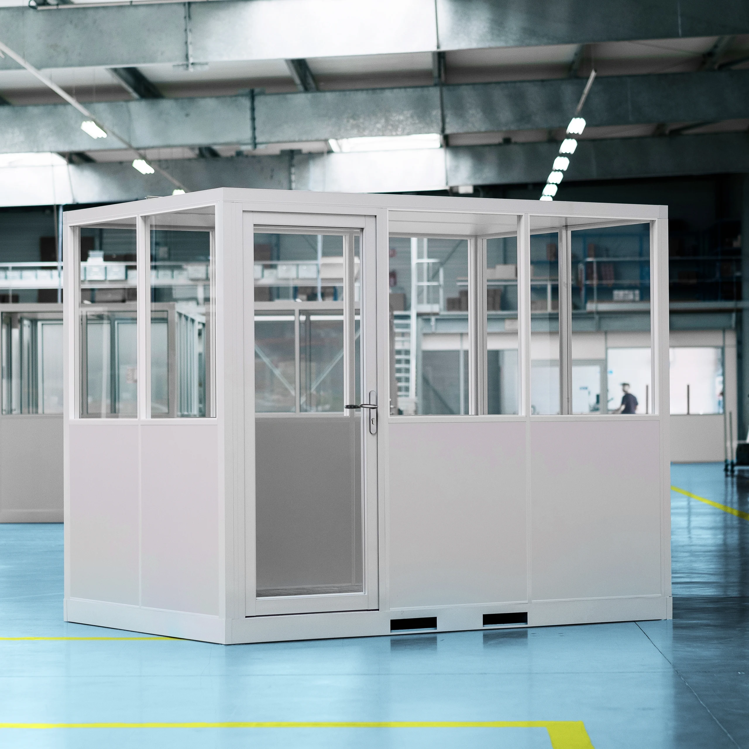 Cabine d’atelier palettisable 3x2m NOVOCAB version grise installée en atelier industriel