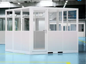 Cabine d’atelier palettisable 3x3m NOVOCAB version grise installée en atelier industriel