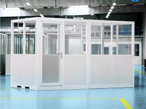 Cabine d’atelier palettisable 4x2m NOVOCAB version grise installée en atelier industriel