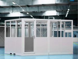 Cabine d’atelier palettisable 4x3m NOVOCAB finition grise installée en atelier industriel