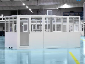 Cabine d’atelier palettisable 5x3m NOVOCAB installée dans un atelier industriel