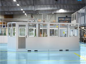 Cabine d’atelier palettisable 6x2m NOVOCAB installée en environnement industriel