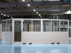 Cabine d’atelier palettisable 6x4m NOVOCAB installée en atelier