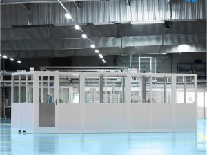 Cabine d’atelier palettisable 7x3m NOVOCAB installée dans un atelier