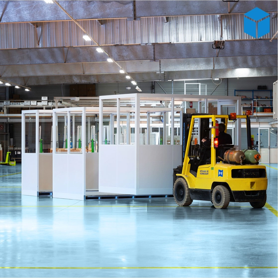 Cabine d’atelier palettisable 5x3m livrée en trois éléments pour installation industrielle