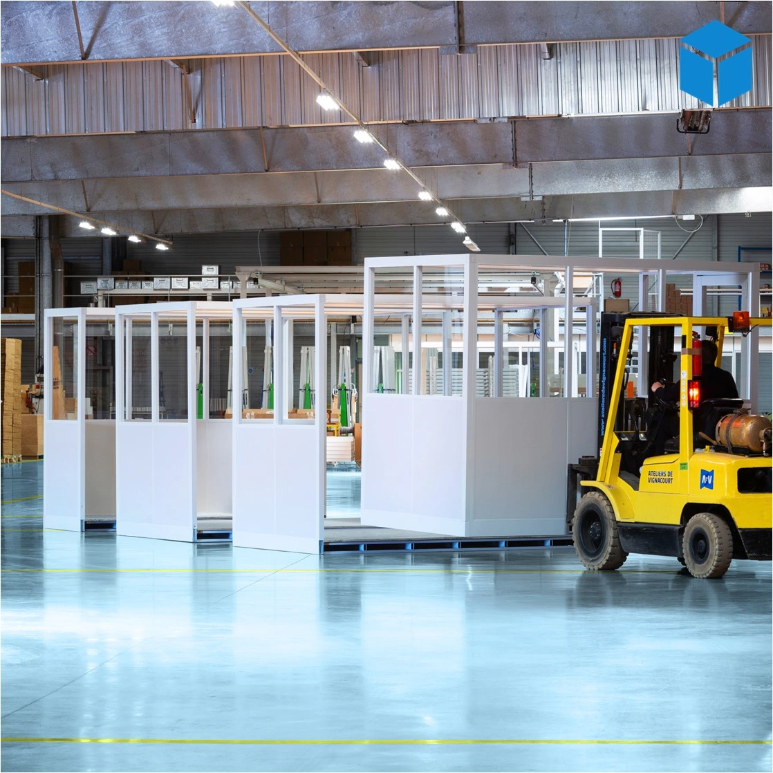 Cabine d’atelier palettisable 7x3m livrée en quatre modules pour installation industrielle