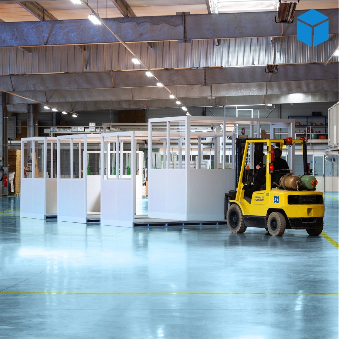 Cabine d’atelier palettisable 8x3m livrée en quatre modules pour installation sur site