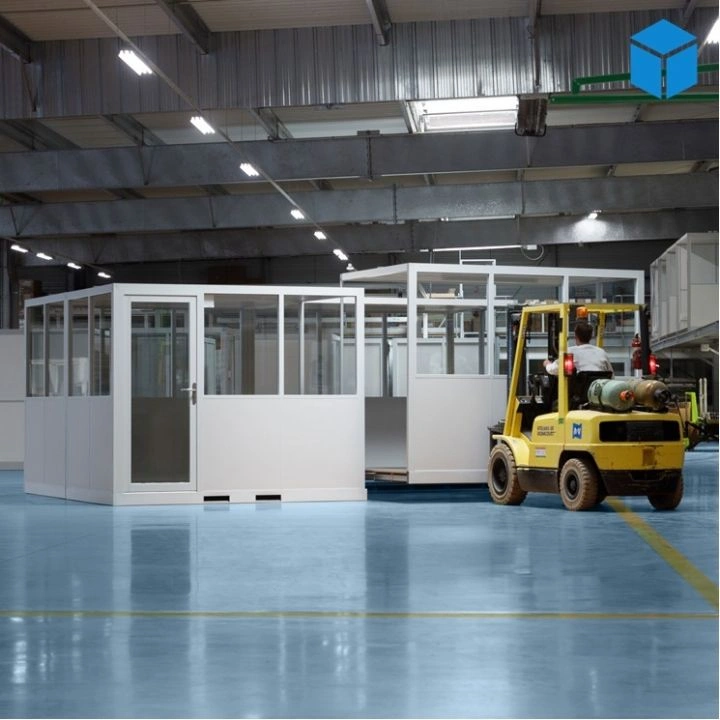 Cabine d’atelier palettisable 5x4m livrée en quatre modules pour installation industrielle