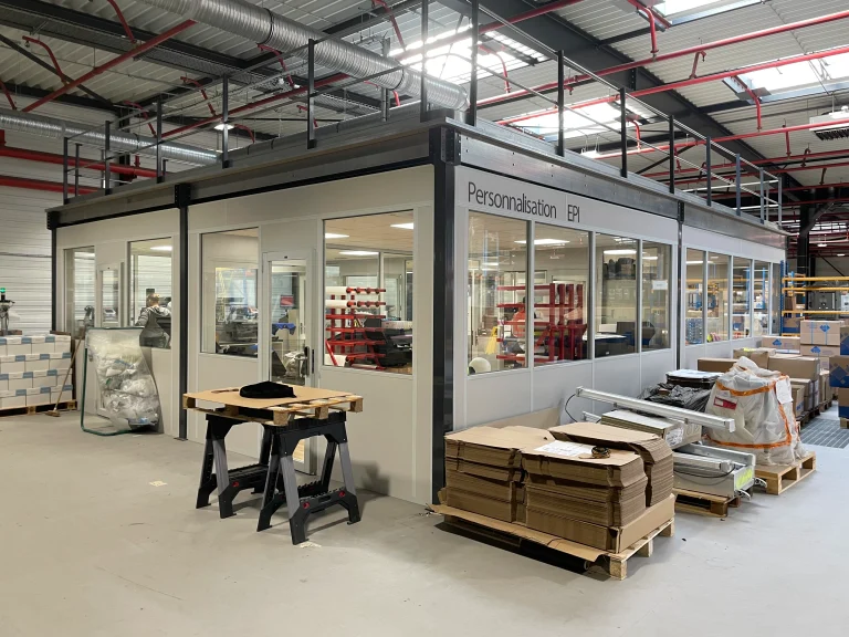 Cabine d’atelier en kit à plusieurs espaces vitrés, montée dans un hall industriel