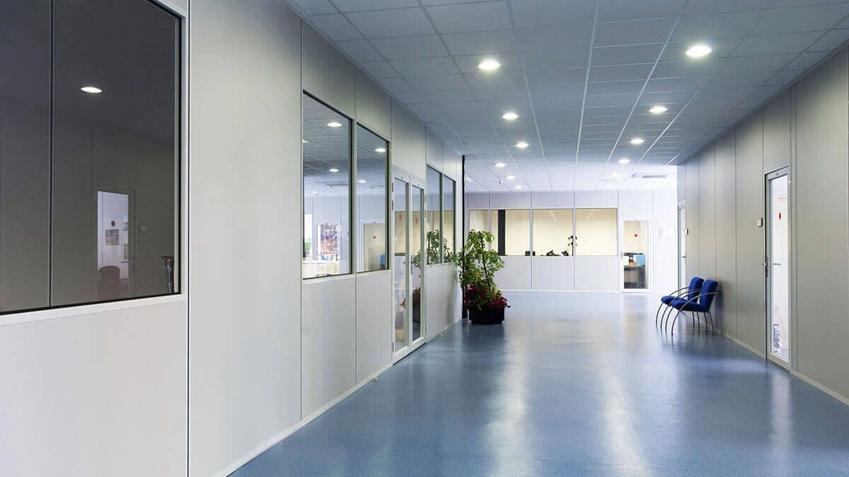 Installation cloison modulaire NOVOKIT en open-space