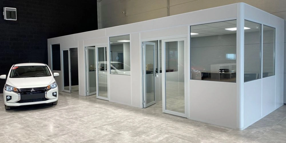Cabine atelier en kit dans un showroom automobile : 3 bureaux lumineux montés sans travaux