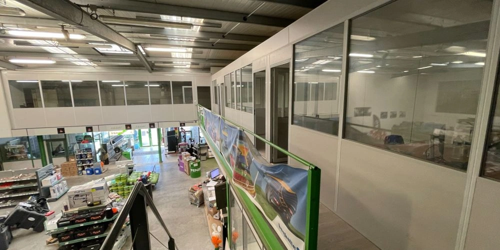 Cabine kit mezzanine : 80 m² de bureaux installés sans maçonnerie chez un quincaillier