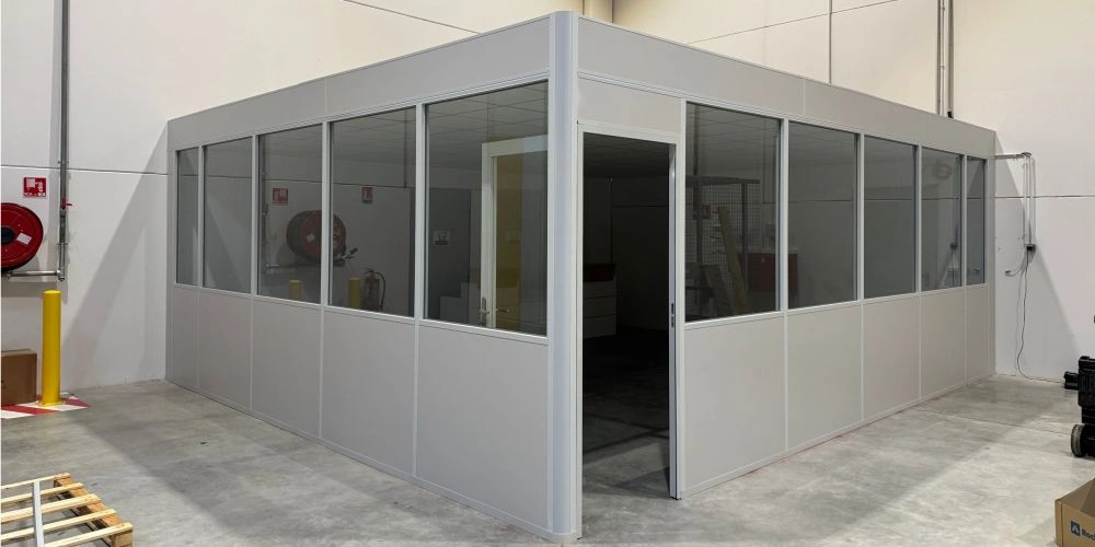 Cabine industrielle en kit : comment un ferronnier a séparé son atelier de son showroom sans travaux