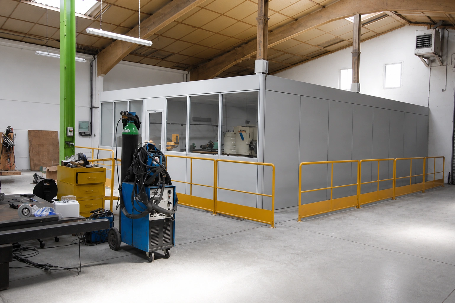 Cabine atelier tous terrains : la solution NOVOKIT pour les espaces atypiques et les accès limités