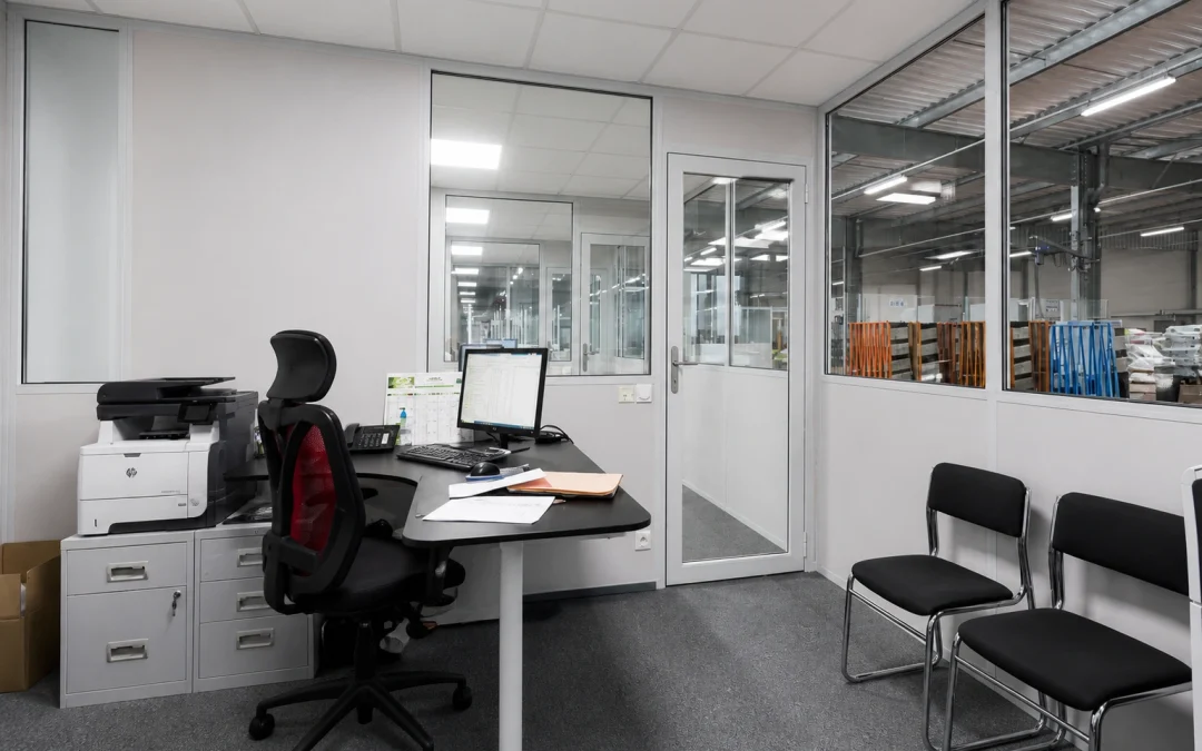 Cabine atelier grande hauteur : comment cloisonner un open space de 5 mètres sous plafond avec NOVOKIT