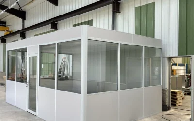 Cabine atelier en kit NOVOKIT montée en quelques heures pour accueillir trois collaborateurs