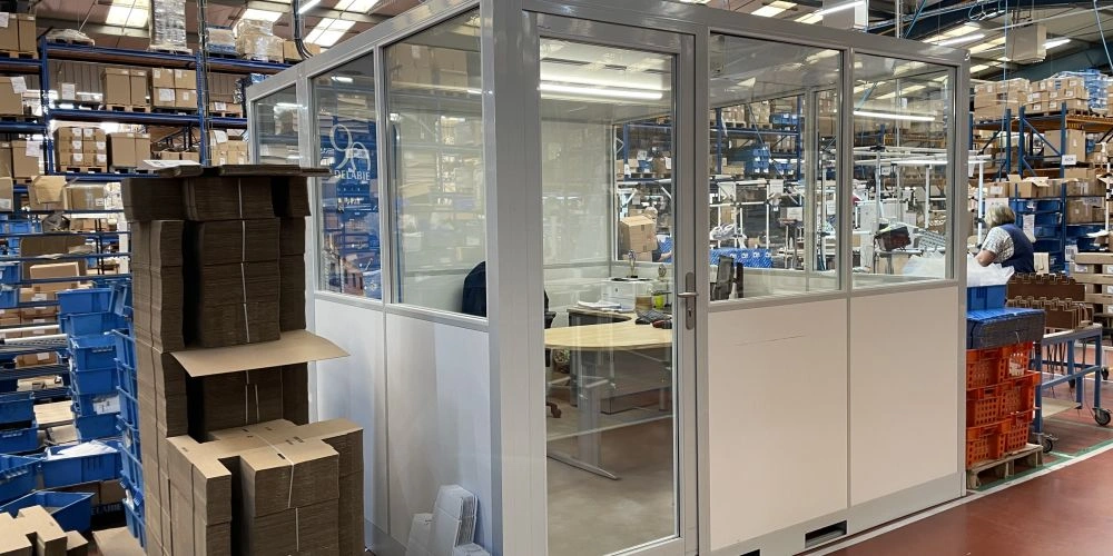 Cabine atelier insonorisée : un bureau au cœur du stockage chez un fabricant de robinetterie