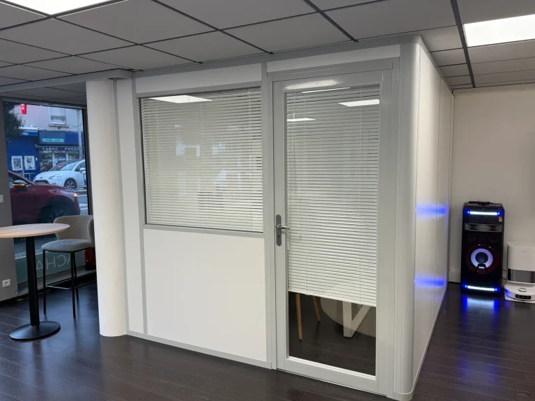 Bureau fermé semi-vitré avec porte, créé par une cloison de bureau en kit dans un local commercial