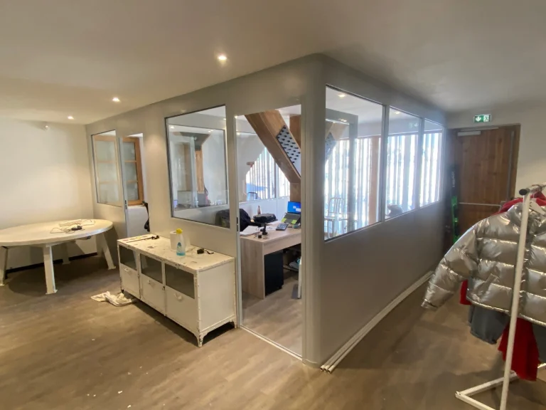 Bureau fermé par une cloison de bureau en kit semi-vitrée, monté dans une pièce existante au sol stratifié